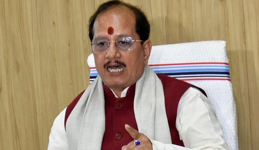 बिहार डिप्टी सीएम विजय कुमार सिन्हा ने परिवार सहित डाला वोट, कहा जंगलराज की वापसी रोकने का आज आखिरी मौका। 