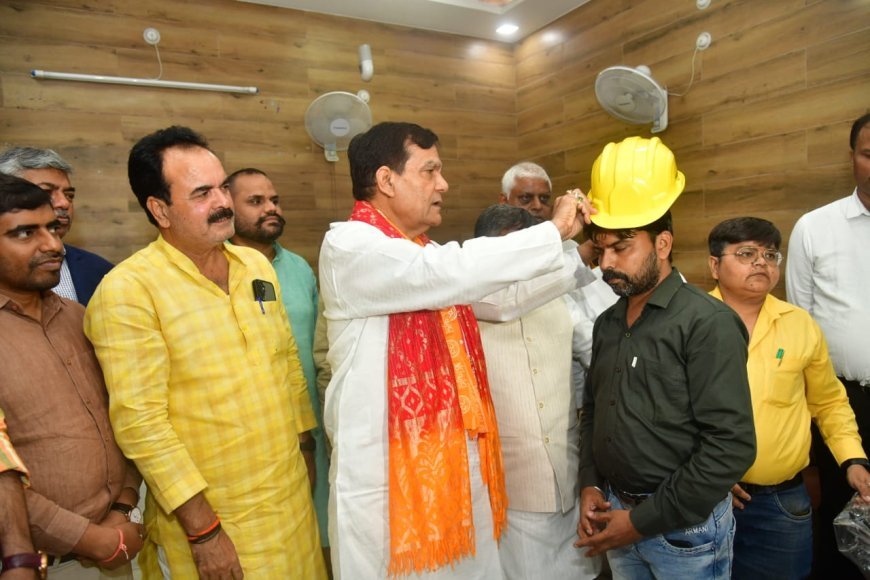 Lucknow : अयोध्या में नगर विकास और ऊर्जा मंत्री ए.के. शर्मा ने अधिकारियों के साथ की समीक्षा, विद्युत कर्मियों को बांटी सुरक्षा किट