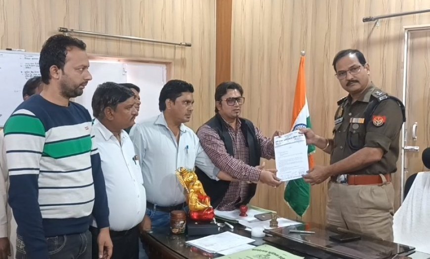 Sambhal: अवैध हूटर और सायरन के खिलाफ आज़ाद अधिकार सेना ने सौंपा ज्ञापन। 