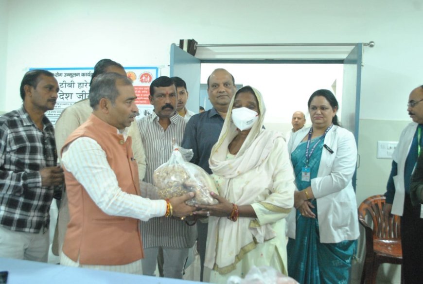 Deoband : टीबी मुक्त भारत अभियान के तहत मरीजों को वितरित की गई निक्षय पोषण किट, राज्य निर्माण मंत्री कुंवर बृजेश सिंह ने किया वितरण