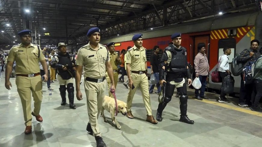 दिल्ली रेड फोर्ट धमाके के बाद 11 राज्यों में हाई अलर्ट- सीआईएसएफ ने एयरपोर्ट, मेट्रो और सरकारी भवनों पर सतर्कता बढ़ाई, जांच में पुलवामा कनेक्शन मजबूत। 