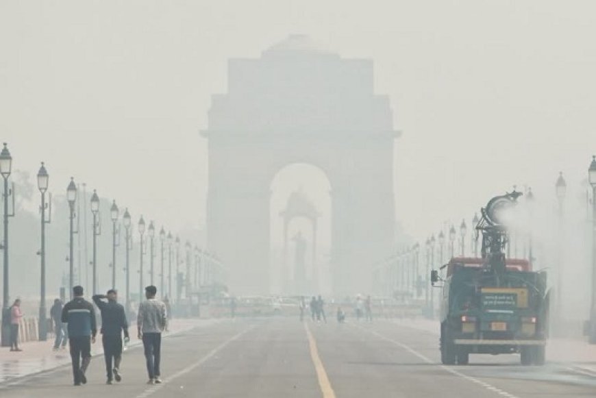 दिल्ली की जहरीली हवा: इंडिया गेट और कर्तव्य पथ पर घनी धुंध की चादर, AQI 396 से ऊपर 'गंभीर' स्तर पर प्रदूषण का कहर। 