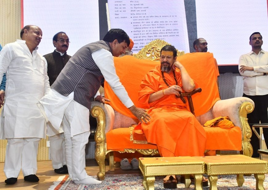 Lucknow: मंत्री कपिल देव अग्रवाल ने 'अस्तित्व सम्मान समारोह 2025' में लिया स्वामी डॉ. कैलाशानंद गिरी महाराज का आशीर्वाद। 