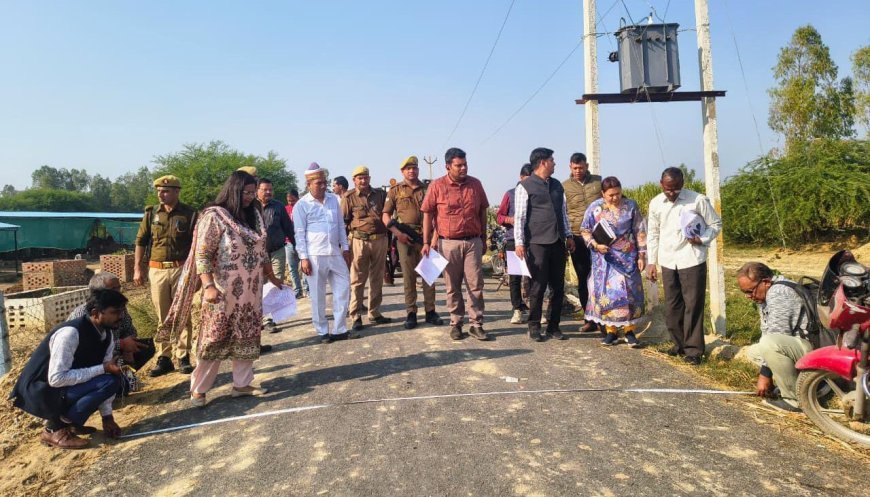 Sitapur : सीतापुर में जिलाधिकारी ने सड़क निर्माण कार्यों का निरीक्षण कर गुणवत्ता जांच की