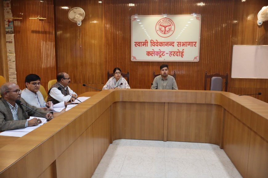 Hardoi : जिलाधिकारी अनुनय झा की अध्यक्षता में मनरेगा, आवास और स्वच्छ भारत मिशन की समीक्षा बैठक