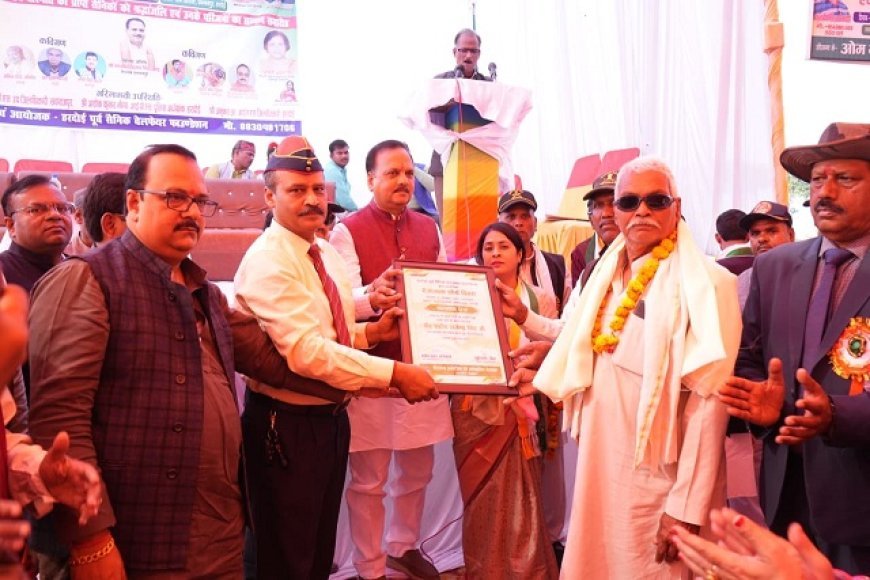 Hardoi: रेजांगला शौर्य दिवस पर विधायक माधवेन्द्र प्रताप सिंह रानू ने वीर शहीद राजबहादुर सिंह यादव को दी श्रद्धांजलि।