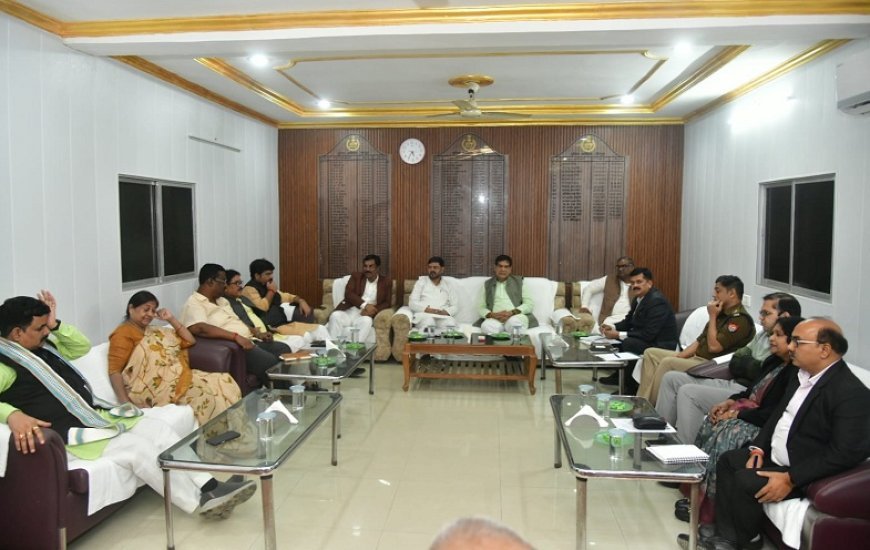 Lucknow: प्रभारी मंत्री ए.के. शर्मा की अध्यक्षता में जिला प्रशासनिक समन्वय समिति एवं कोर कमेटी की बैठक पुलिस लाइन सभागार (जौनपुर) में हुई संपन्न। 