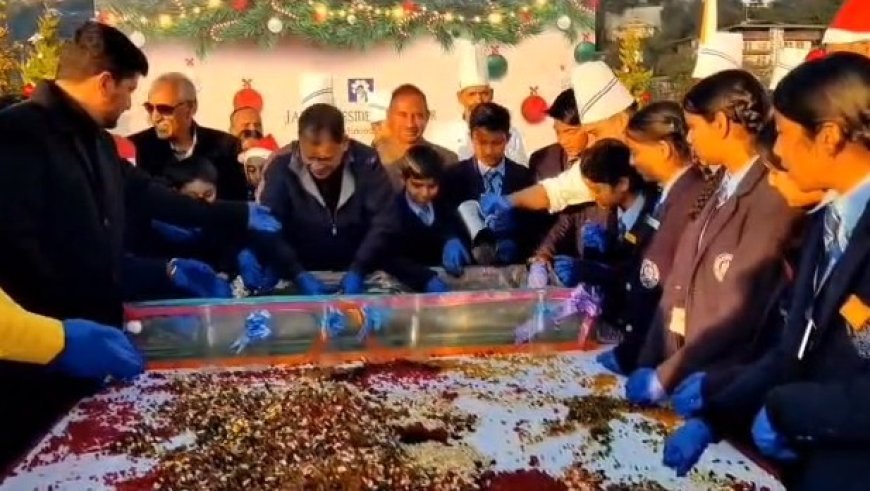 मसूरी में क्रिसमस और नए साल की तैयारियाँ शुरू केक मिक्सिंग समारोह ने जगाई त्योहारों की रौनक।
