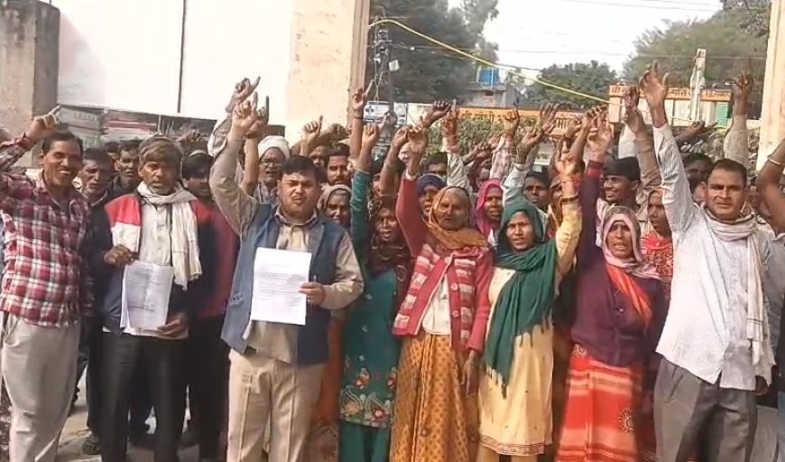 Sambhal: हसनपुर मुंजबता में आवासीय पट्टों को लेकर विवाद, ग्रामीण ट्रैक्टर से नई तहसील पहुंचे, तहसीलदार से कार्रवाई की मांग। 