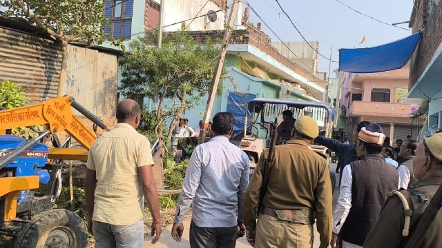 Sitapur: कस्बे में हटवाया अतिक्रमण, नहर चौराहे से दाधीचि कुंड तक चला अभियान। 