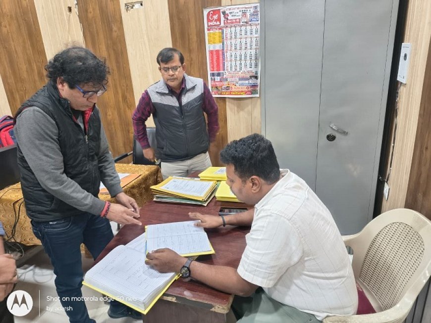 Sitapur: डीएम ब्लॉक पिसावां में विभिन्न पटलों का औचक निरीक्षण कर व्यवस्थाएं देखीं।