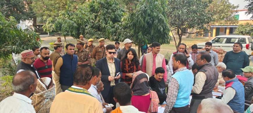 Hardoi : संडीला मतदान केंद्र का निरीक्षण, जिलाधिकारी ने मतदाताओं को फॉर्म भरने के निर्देश दिए