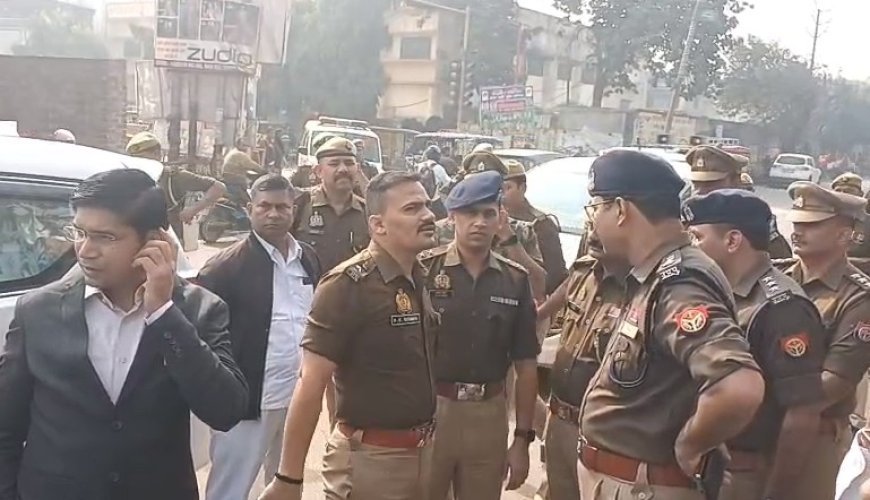 Sambhal: सम्भल हिंसा की पहली बरसी पर डीएम–एसपी का फ्लैगमार्च, शहर में कड़ी सुरक्षा व्यवस्था। 