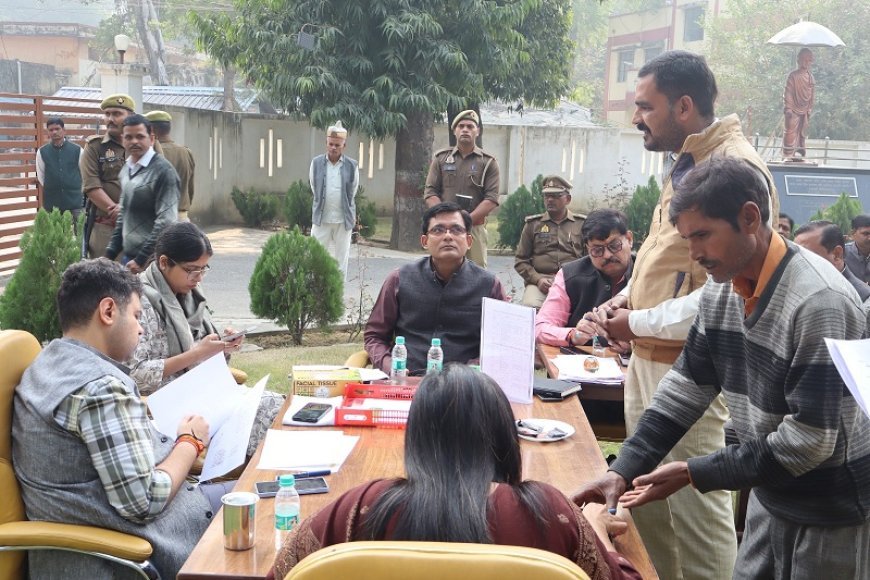 Hardoi: डीएम अनुनय झा की जनसुनवाई  में 82 शिकायतों का निस्तारण, तीन जरूरतमंदों को मिली पेंशन योजना की सौगात। 