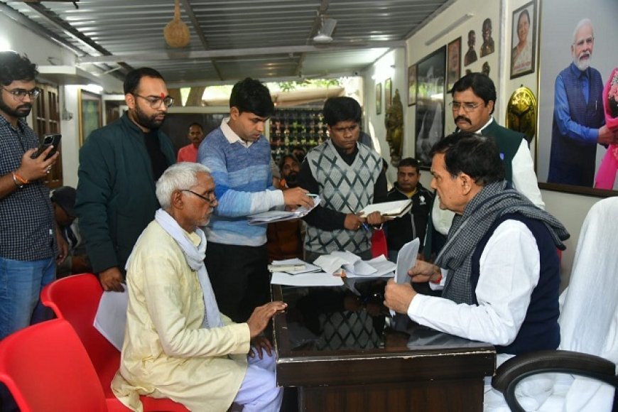 Lucknow: ए.के. शर्मा ने आवास पर की जनसुनवाई, नगर विकास व ऊर्जा के मुद्दों पर अधिकारियों को दिए सख्त निर्देश। 