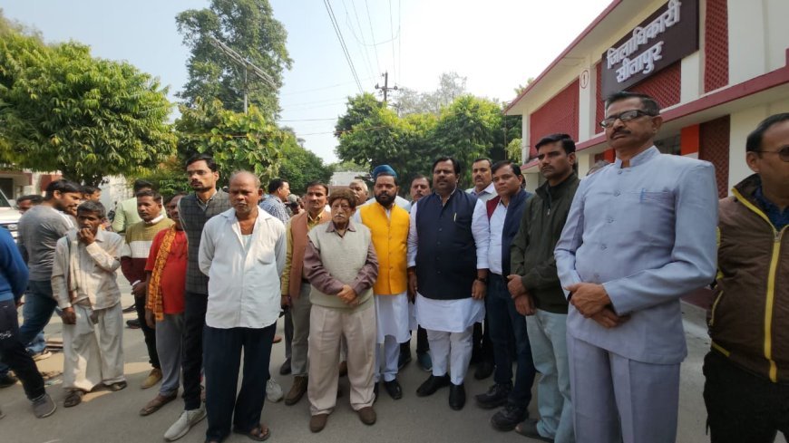 Sitapur : सीतापुर में दुकानों पर लाल निशान से व्यापारियों में हड़कंप, डीएम को सौंपा ज्ञापन