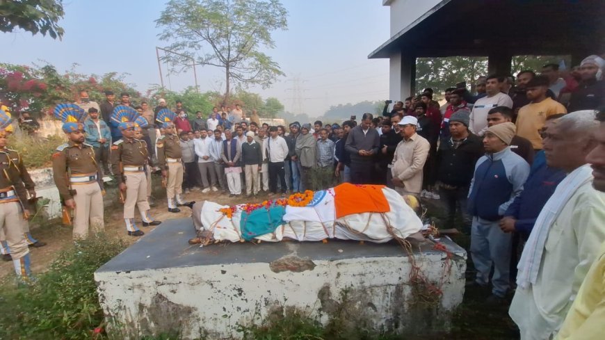 Hapur : सीआरपीएफ जवान सतीश कसाना का निधन, सैन्य सम्मान के साथ गांव में अंतिम संस्कार