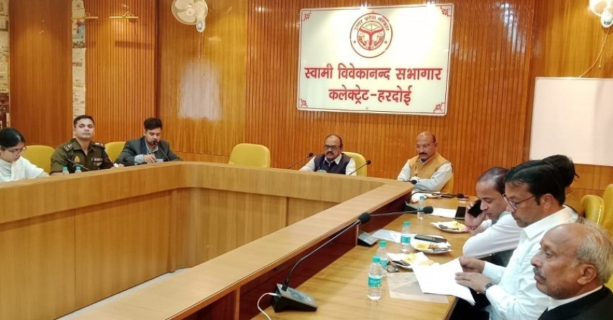 Hardoi: हरदोई में प्रभारी मंत्री असीम अरुण की अध्यक्षता में विकास कार्यों को रफ्तार देने को हुयी बैठक, डिवाइडर और सीवर पर बनी सहमति। 
