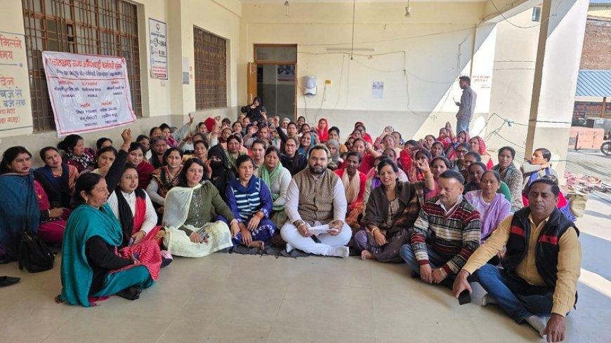 Bajpur: आंगनबाड़ी कार्यकत्रियों का तहसील परिसर में 11वें दिन भी धरना जारी, भाजपा नेता गौरव शर्मा ने दिया समर्थन। 