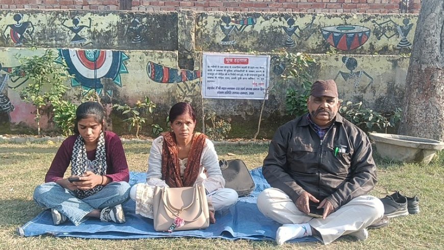 Sambhal: नाबालिग से ठगी के आरोप में महिला भूख हड़ताल पर बैठी, न्याय की गुहार। 