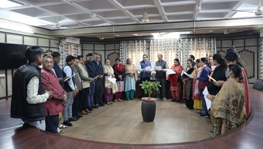 Lucknow: संविधान दिवस पर उत्तर प्रदेश संगीत नाटक अकादमी के अधिकारियों और कर्मचारियों ने ली संविधान के प्रति कर्तव्य पालन की शपथ। 