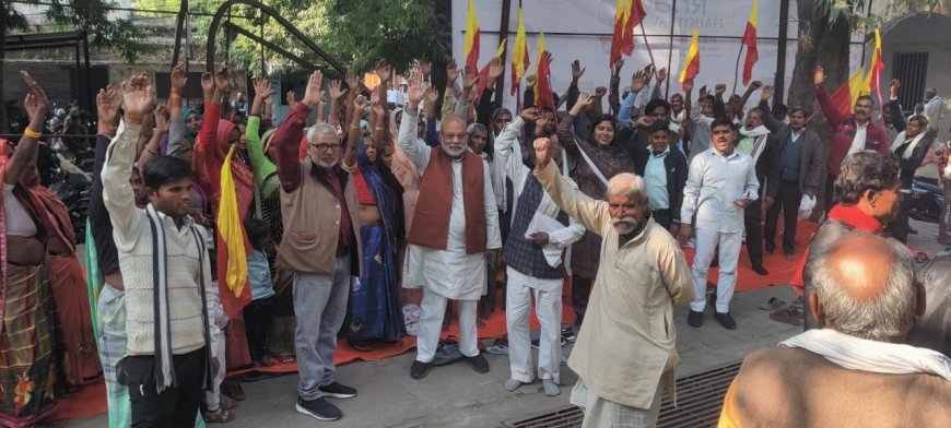 Sitapur : संविधान दिवस पर सीतापुर में मनरेगा मजदूरों का धरना, बेरोजगारी भत्ता और भुगतान की मांग