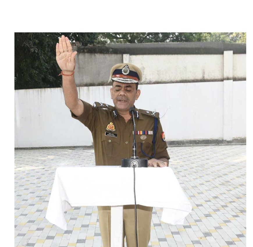 Ayodhya : संविधान दिवस पर अयोध्या रेंज पुलिस को आईजी ने दिलाई प्रस्तावना की शपथ