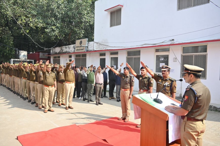 Varanasi : संविधान दिवस पर पुलिस आयुक्त मोहित अग्रवाल ने दिलाई राष्ट्रनिष्ठा की शपथ