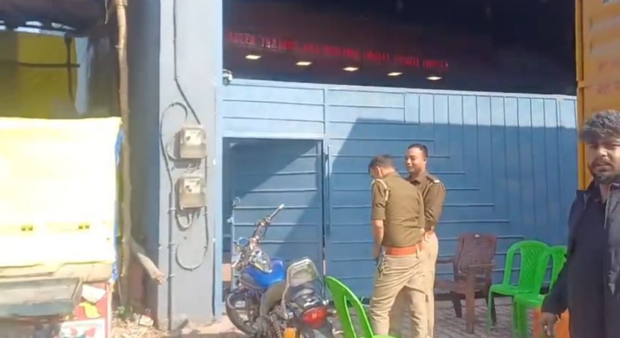 Bahraich : नगीन ट्रेडर्स के मालिक मोइन के घर-घर, होटल व कुर्सी एजेंसी पर इनकम टैक्स का छापा