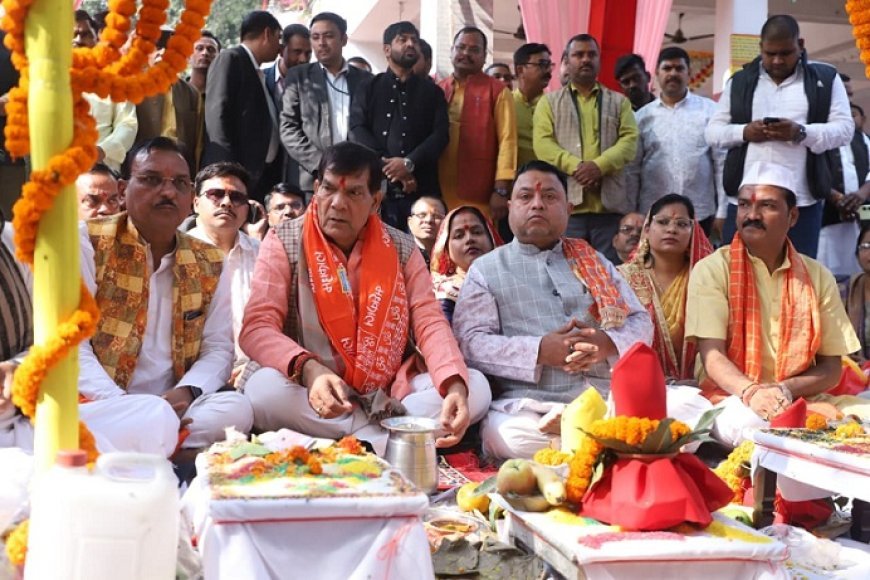 Lucknow: नगर विकास एवं ऊर्जा मंत्री ए के शर्मा ने मऊ प्रवास के दौरान शीतला माता मंदिर के पुनर्निर्माण कार्य का किया भूमि पूजन। 