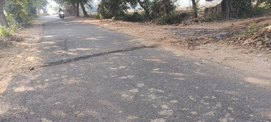 Hathras: पैबंद लगने के बाद फिर काटी सडक यात्रा में परेशानी। 