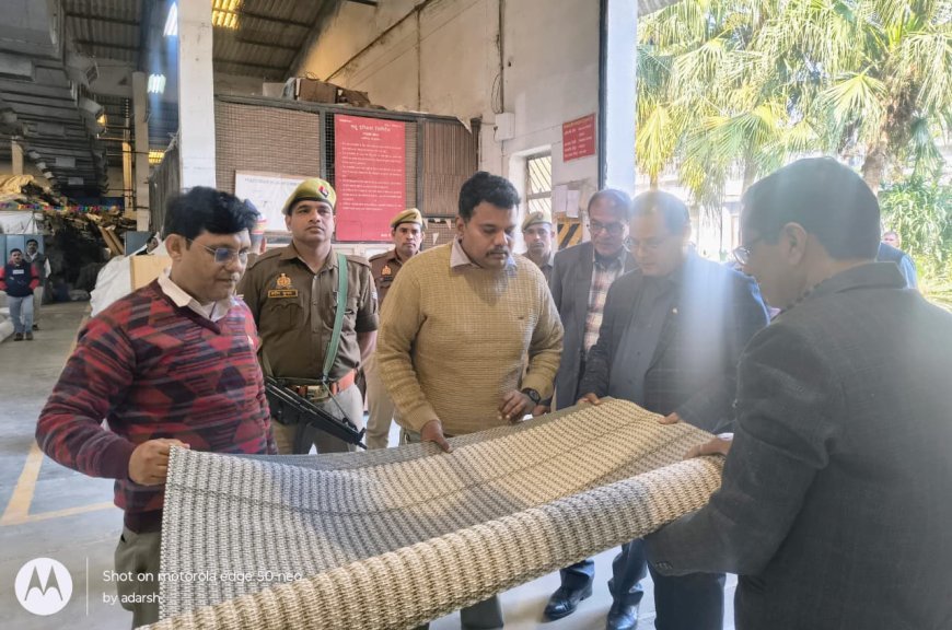 Sitapur : सिधौली में डीएम ने दरी उत्पादन इकाई का दौरा किया, बुनाई से पैकेजिंग तक ली जानकारी