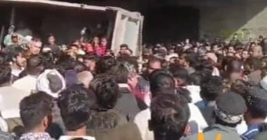 Saharanpur : तेज़ रफ़्तार डम्पर ने कार को कुचला, एक ही परिवार के कई सदस्यों की दर्दनाक मौत होने की खबर, ग्रामीणों की भारी भीड़ मौके पर