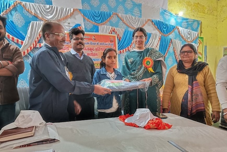 Hathras: शत प्रतिशत कार्य पूर्ण करने पर प्रशासन ने दो बीएलओ को किया सम्मानित। 