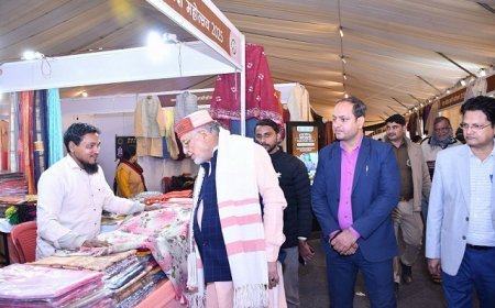 Lucknow: खादी महोत्सव में 3.20 करोड़ की रिकॉर्ड बिक्री, पिछले वर्ष से 42% की वृद्धि। 