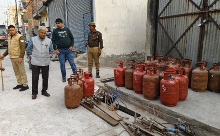 Sambhal: सम्भल में सिटी मजिस्ट्रेट की छापेमारी में अवैध गैस रीफिलिंग का भंडाफोड़।