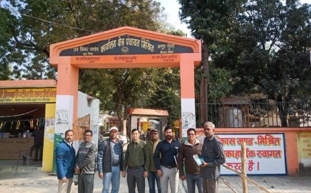 Sitapur : सचिवों ने ऑनलाइन हाजिरी और गैर-विभागीय कामों के खिलाफ काली पट्टी बांधकर शुरू किया विरोध