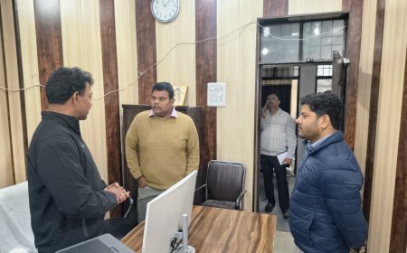 Sitapur : जिलाधिकारी ने बेसिक शिक्षा अधिकारी कार्यालय का किया आकस्मिक निरीक्षण
