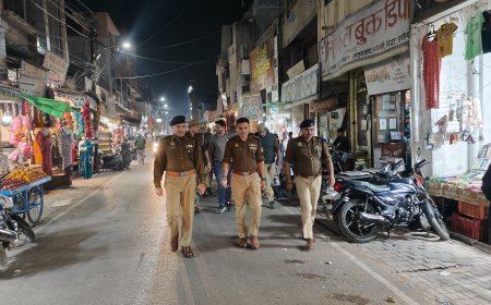 Hardoi : हरदोई में पुलिस अधीक्षक ने पुलिस बल के साथ की पैदल गश्त, जनता को दिया सुरक्षा आश्वासन