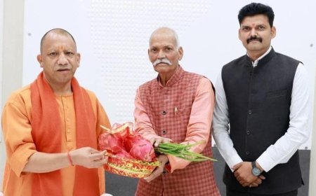 Sultanpur : भाजपा नेता ने सीएम योगी को भेंट किया अपने खेत का ड्रैगन फ्रूट, नई फसल अपनाने और किसानों की आय बढ़ाने पर हुई विस्तृत बातचीत