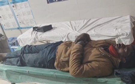 Raebareli: वायरिंग जलने से सड़क पर खड़ा ट्रक बना काल, बाइक सवार ट्रक में घुसा, युवक गंभीर रूप से घायल।