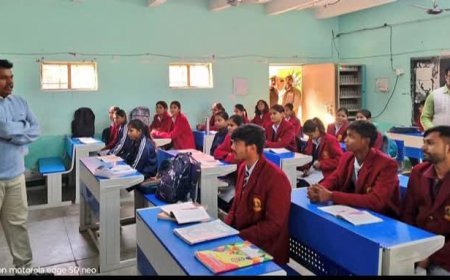 Sitapur : पीएम श्री जवाहर नवोदय विद्यालय खैराबाद के औचक दौरान जिलाधिकारी ने लगाई पाठशाला