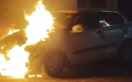 Sitapur : लहरपुर में खड़ी स्विफ्ट डिजायर अचानक बनी आग का गोला, आगे का हिस्सा जलकर खाक