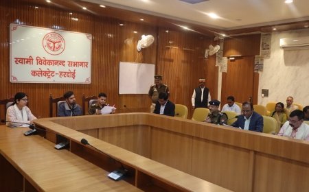 Hardoi: डीएम अनुनय झा की अध्यक्षता में जिला सड़क सुरक्षा समिति की बैठक संपन्न, सड़क दुर्घटनाओं पर अंकुश लगाने के लिए विशेष चेकिंग व जागरूकता अभियान के निर्देश।