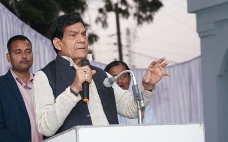 Lucknow: ऊर्जा मंत्री ए.के. शर्मा ने मऊ में पीएम सूर्य घर योजना के लाभार्थियों को बांटे प्रमाण-पत्र। 