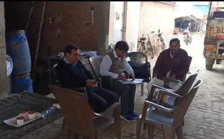 Hathras: डेयरी पर खाद्य विभाग का छापा, पनीर-घी के नमूने लिए। 