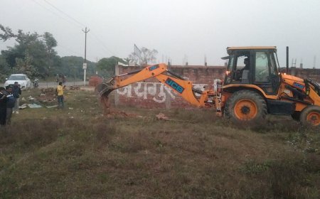Sitapur : केशरीगंज हरगांव के नवीनगर में 14 बीघा कीमती जमीन पर अवैध प्लाटिंग ध्वस्त, बुलडोजर से रोकी कार्रवाई