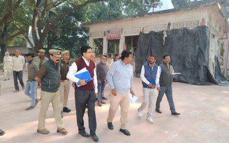 Sitapur : सिंधौली में बालेश्वर मंदिर के सौंदर्यीकरण और नगर पुनर्गठन कार्यों का डीएम ने किया आकस्मिक निरीक्षण