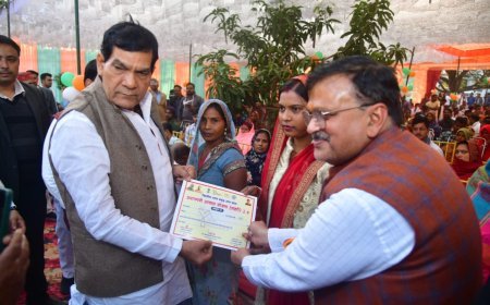 Lucknow : नगर विकास एवं ऊर्जा मंत्री ए के शर्मा ने मऊ प्रवास के दौरान प्रधानमंत्री आवास योजना (शहरी)–2 के 232 लाभार्थियों को स्वीकृति पत्र किया वितरित