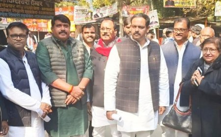 वाराणसी में वोटर लिस्ट से सपा एमएलसी आशुतोष सिन्हा और परिवार के नाम गायब, निर्वाचन कार्यालय पहुंचा प्रतिनिधिमंडल, धांधली का आरोप। 